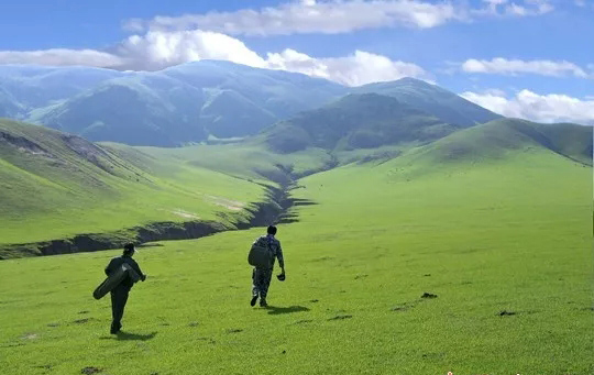 測繪隊員正在進行1:5萬數(shù)據庫更新數(shù)據采集 測繪隊員正在進行1:5萬數(shù)據庫更新數(shù)據采集